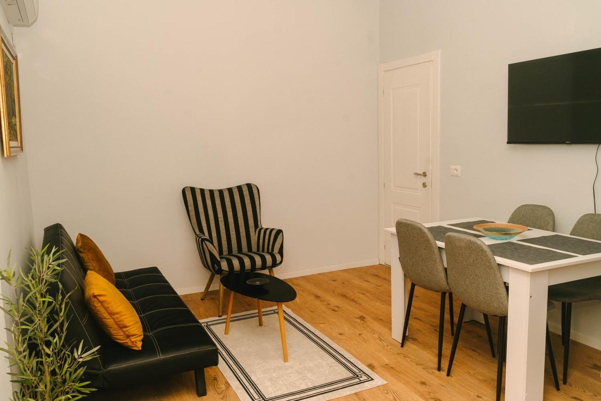 Studio Flat In Heart Of Tiranë Luaran gambar